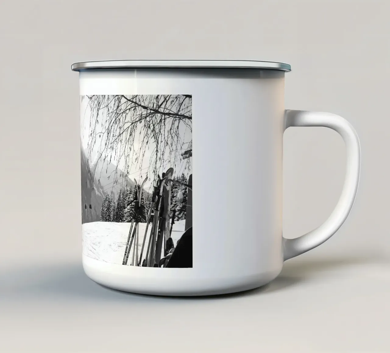 Paesaggio innevato di Saalbach, gondola e sci, bianco e nero, tazza in smalto da Winter Studio