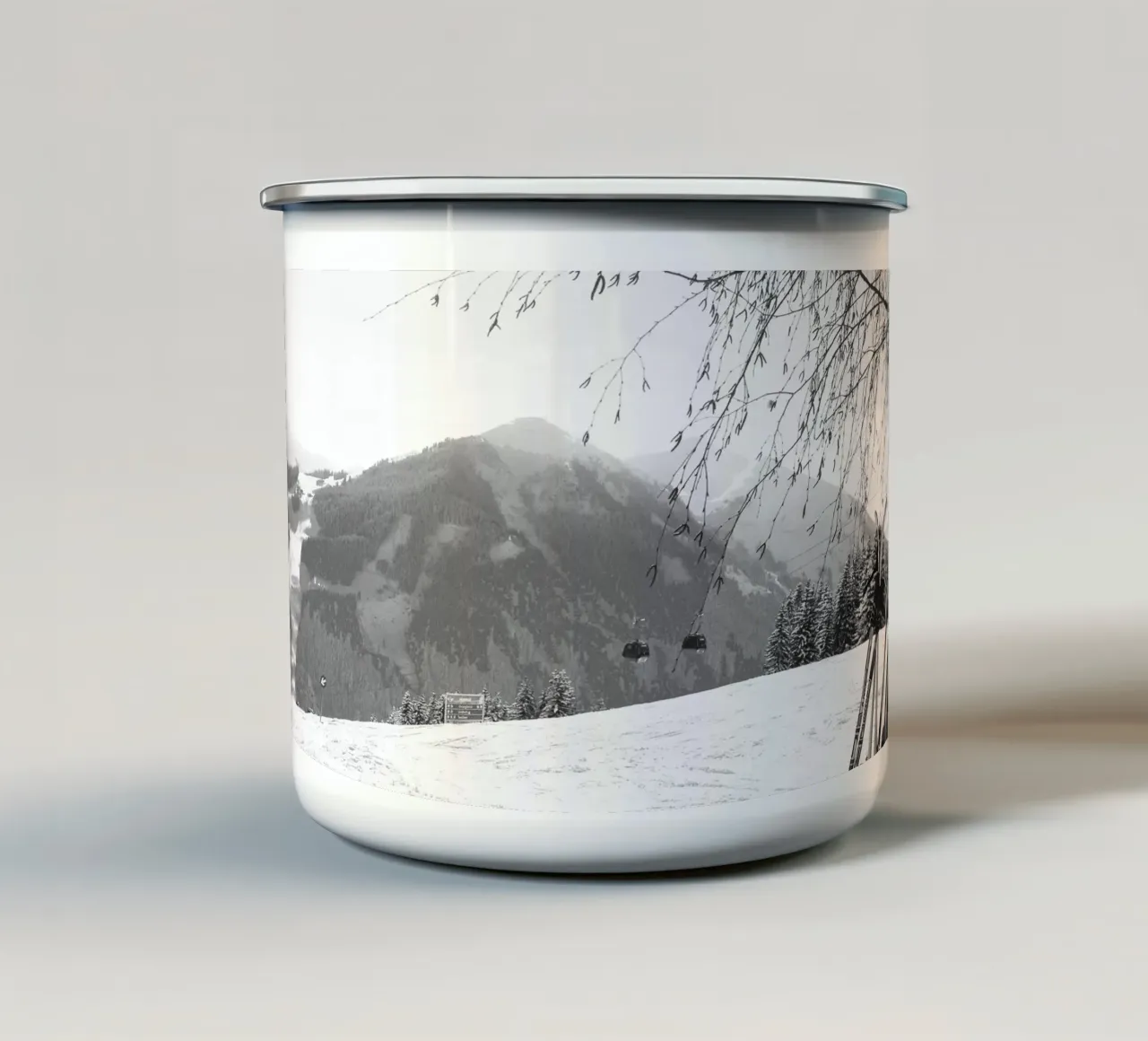 Paesaggio innevato di Saalbach, gondola e sci, bianco e nero, tazza in smalto da Winter Studio