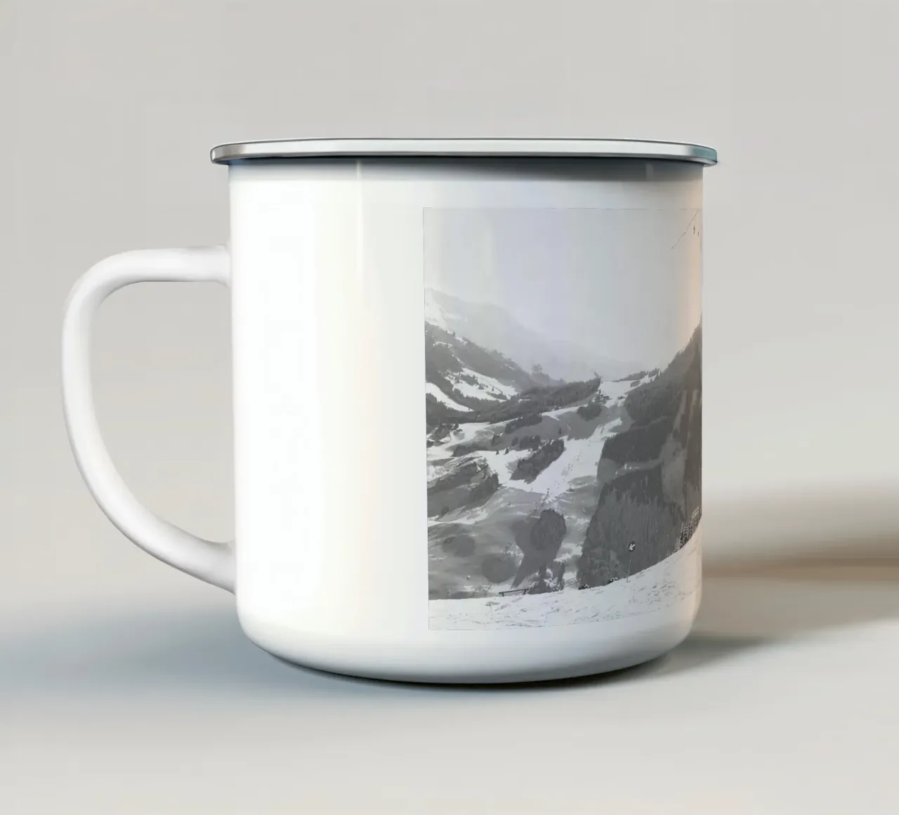 Paesaggio innevato di Saalbach, gondola e sci, bianco e nero, tazza in smalto da Winter Studio