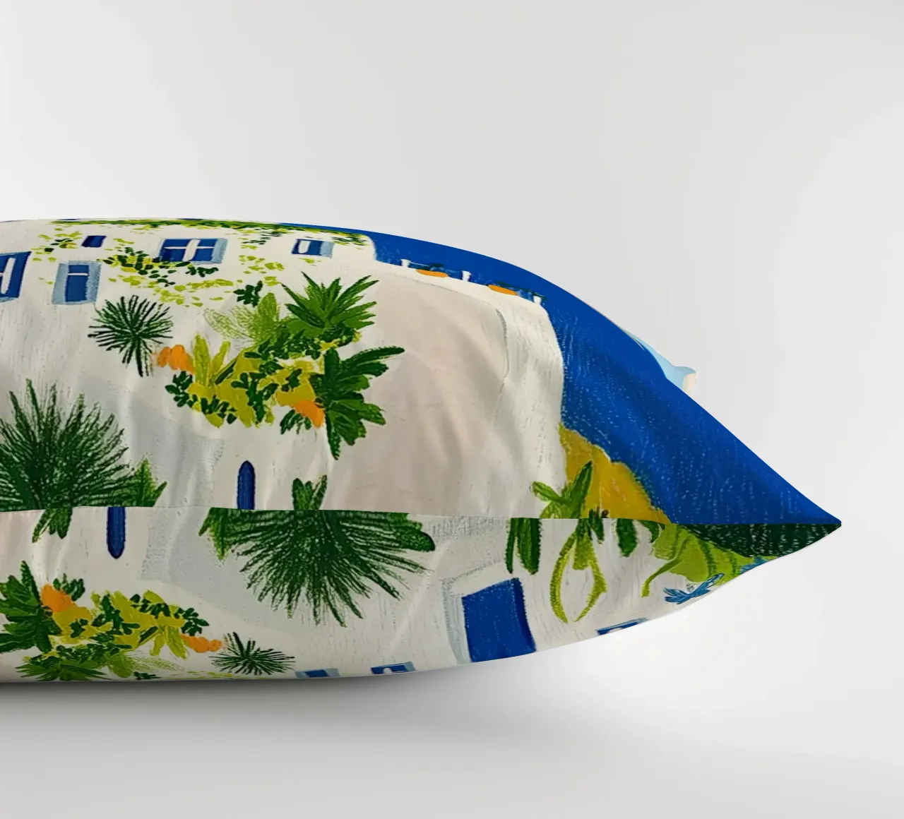 Santorini con fiori gialli cuscino da Curious Canvas