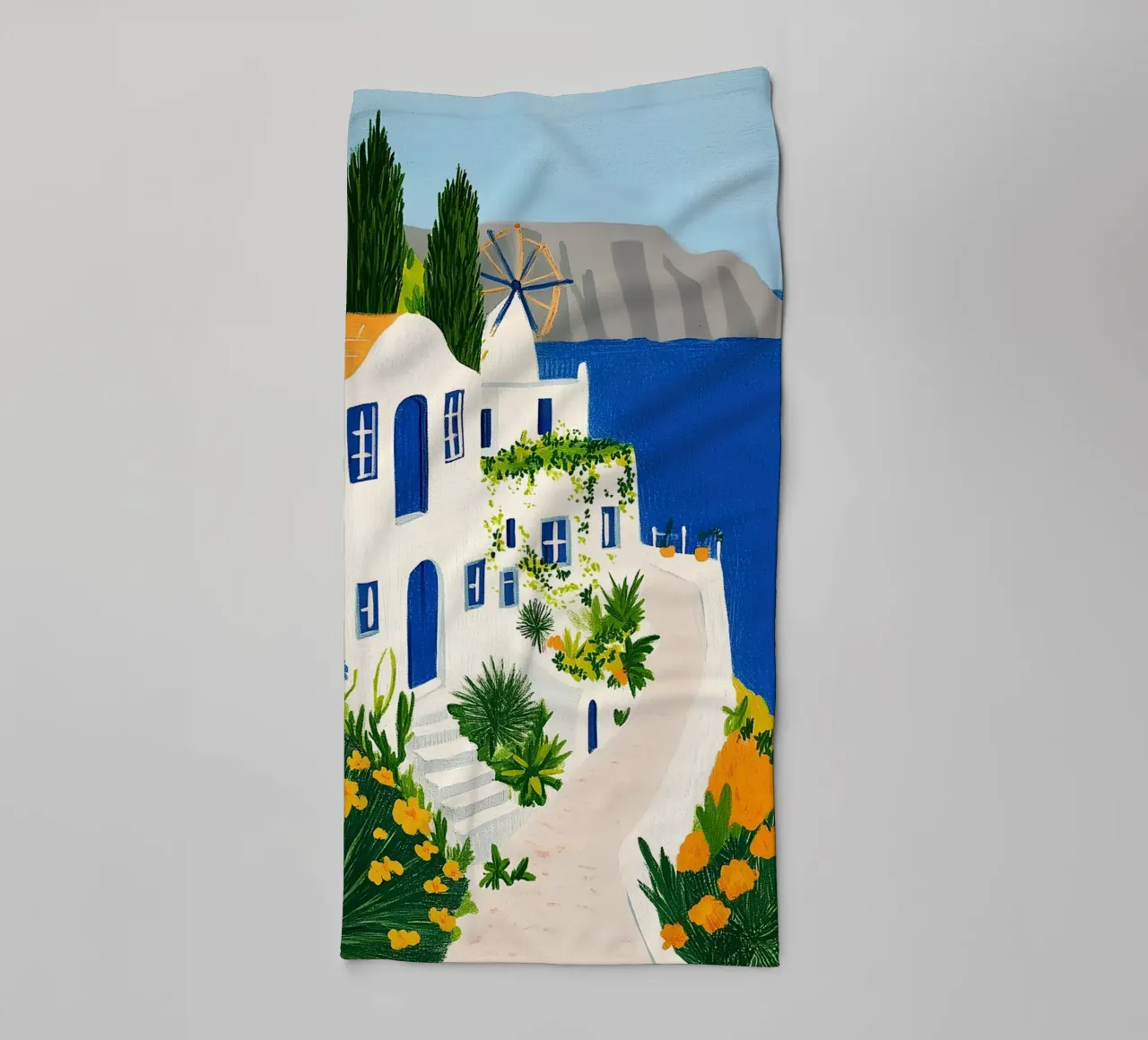 Santorini con fiori gialli asciugamano da bagno da Curious Canvas