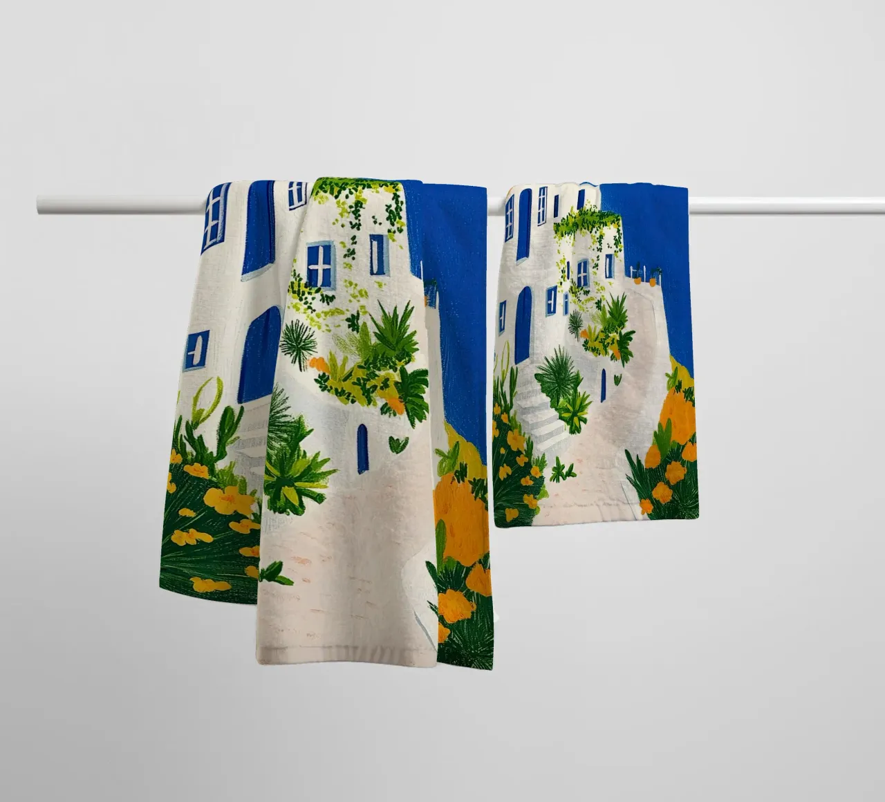 Santorini con fiori gialli asciugamano da bagno da Curious Canvas