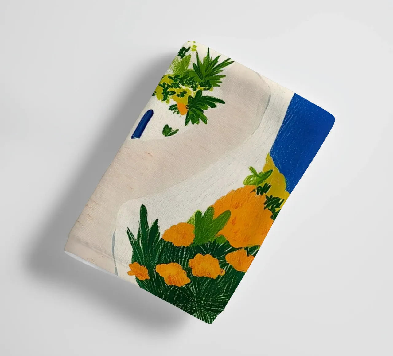Santorini con fiori gialli asciugamano da bagno da Curious Canvas
