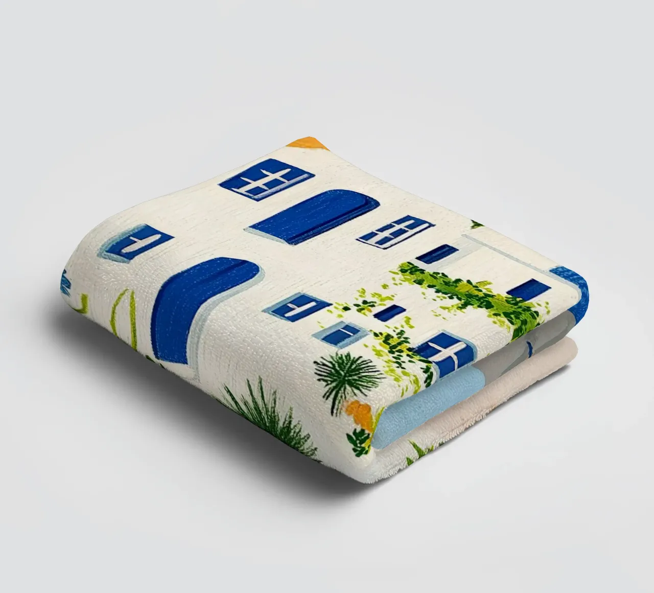 Santorini con fiori gialli asciugamano da bagno da Curious Canvas