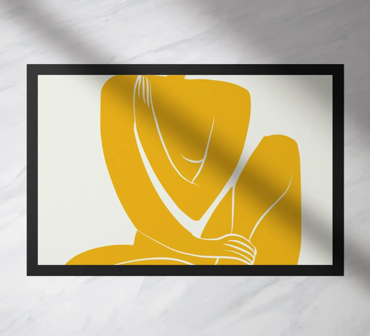 Assise nue dans une pro jaune paillasson de Little Dean