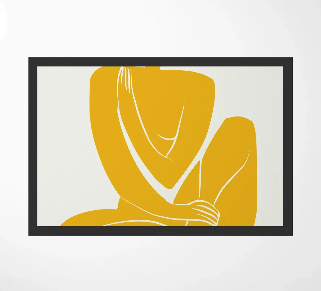 Assise nue dans une pro jaune paillasson de Little Dean