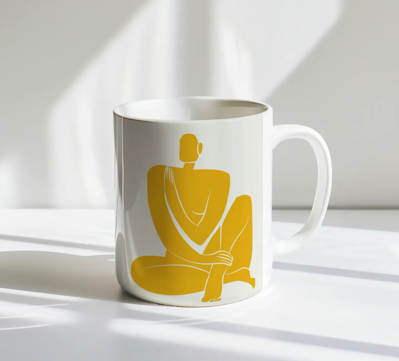 Assise nue dans une pro jaune mug en céramique de Little Dean