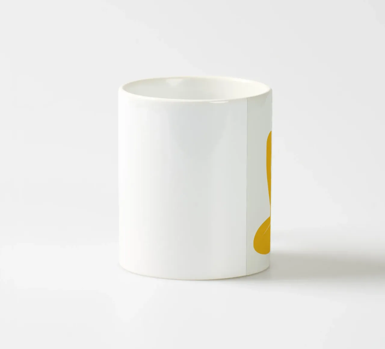 Assise nue dans une pro jaune mug en céramique de Little Dean