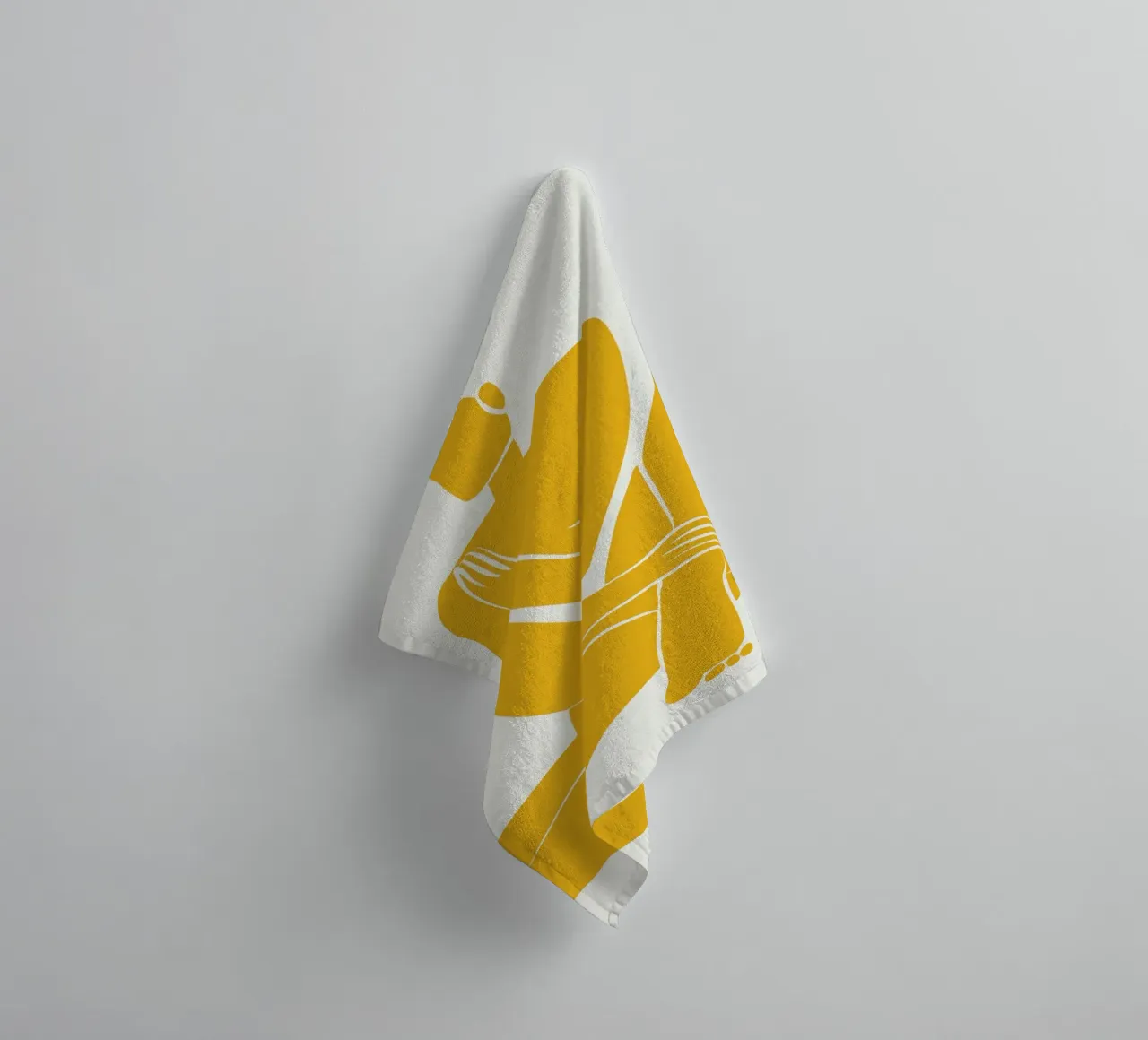 Assise nue dans une pro jaune serviette de bain de Little Dean