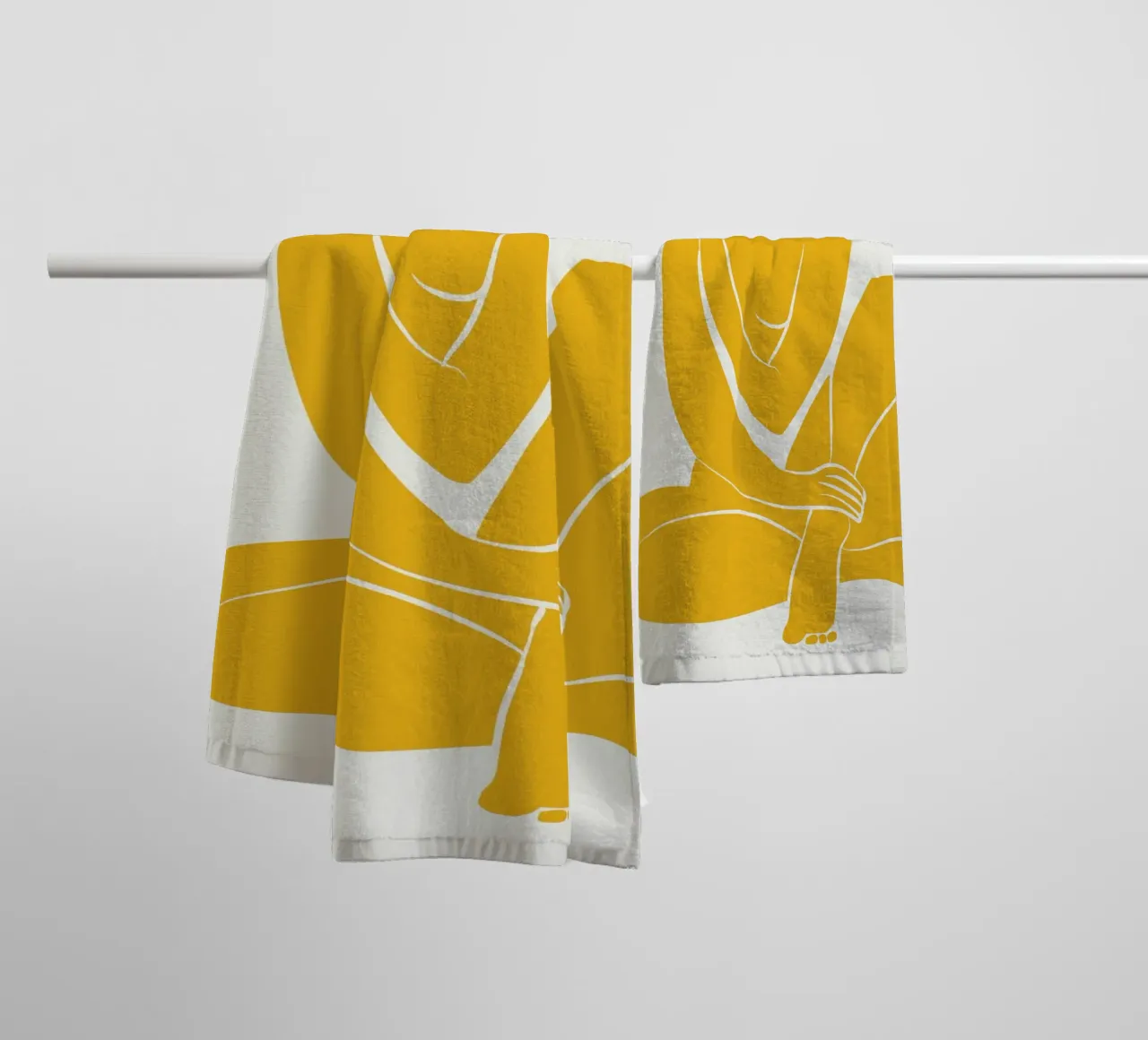 Assise nue dans une pro jaune serviette de bain de Little Dean