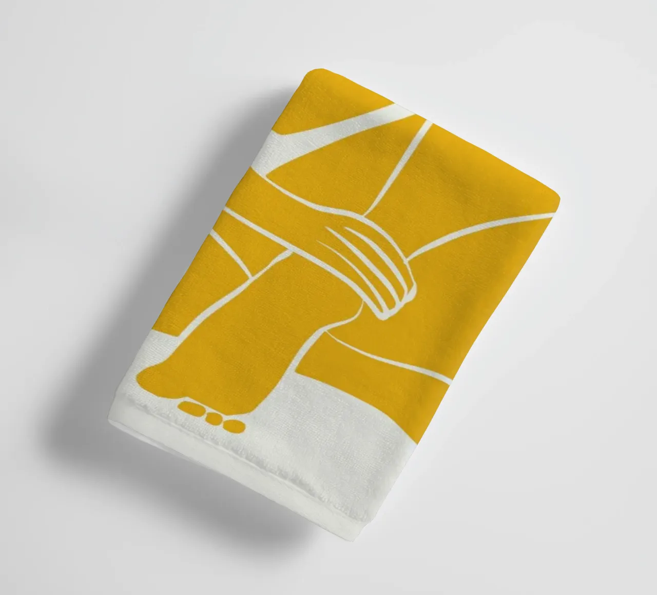 Assise nue dans une pro jaune serviette de bain de Little Dean