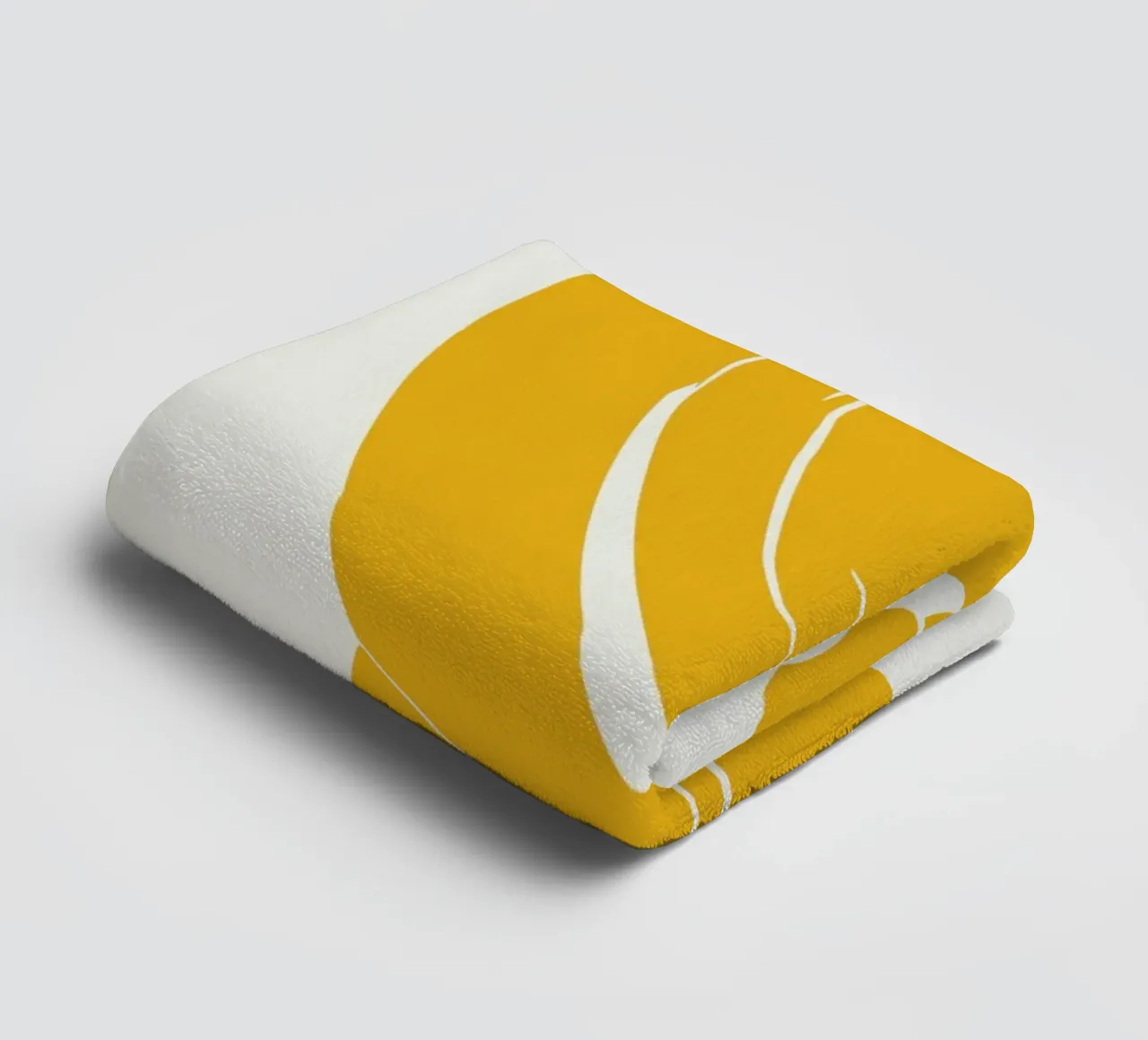 Assise nue dans une pro jaune serviette de bain de Little Dean