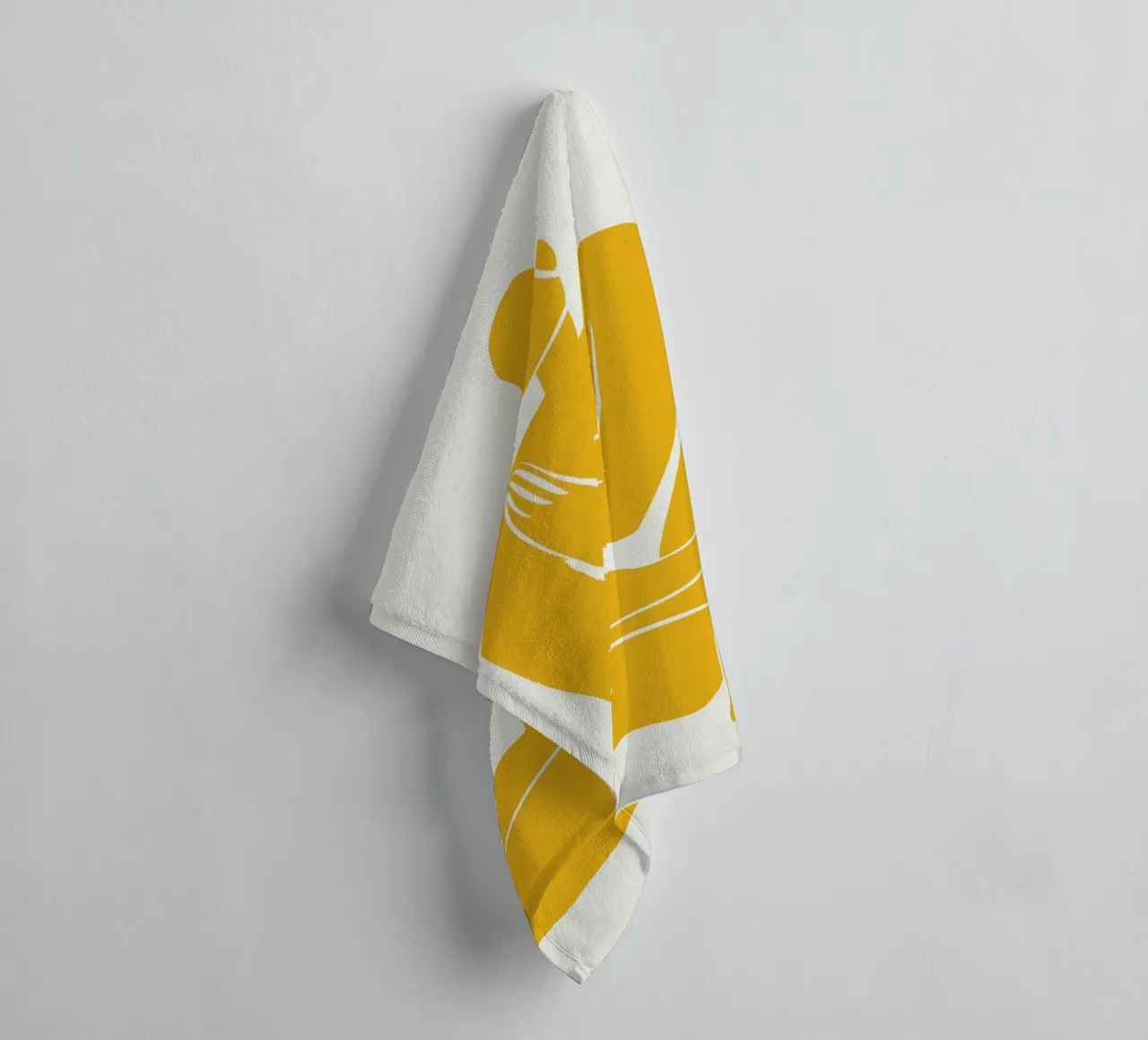 Assise nue dans une pro jaune serviette de bain de Little Dean