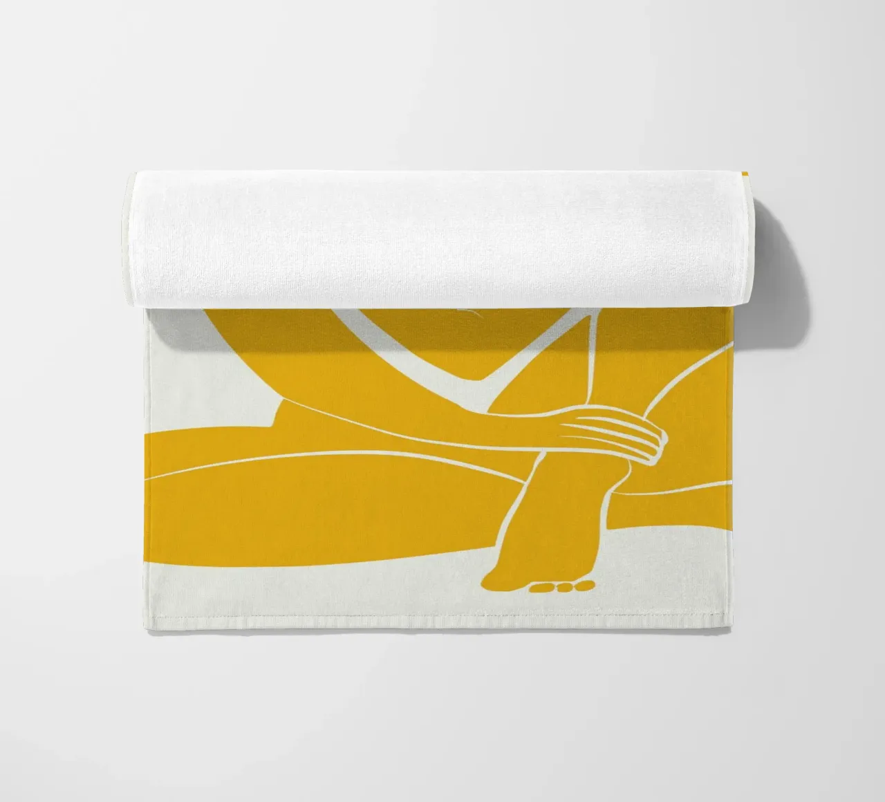 Assise nue dans une pro jaune serviette de plage de Little Dean