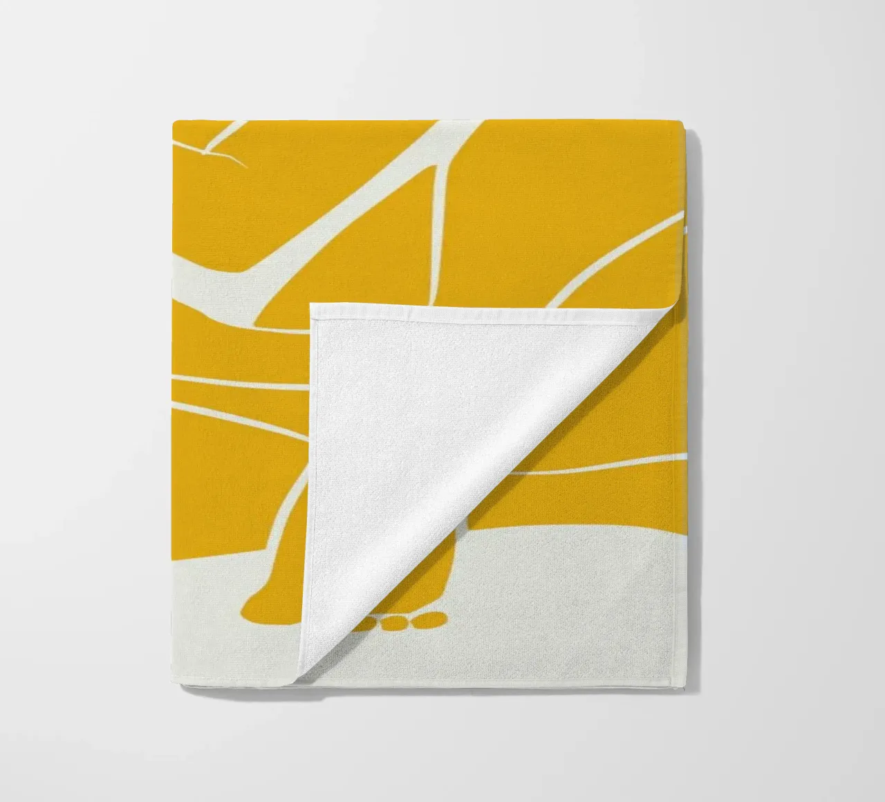 Assise nue dans une pro jaune serviette de plage de Little Dean