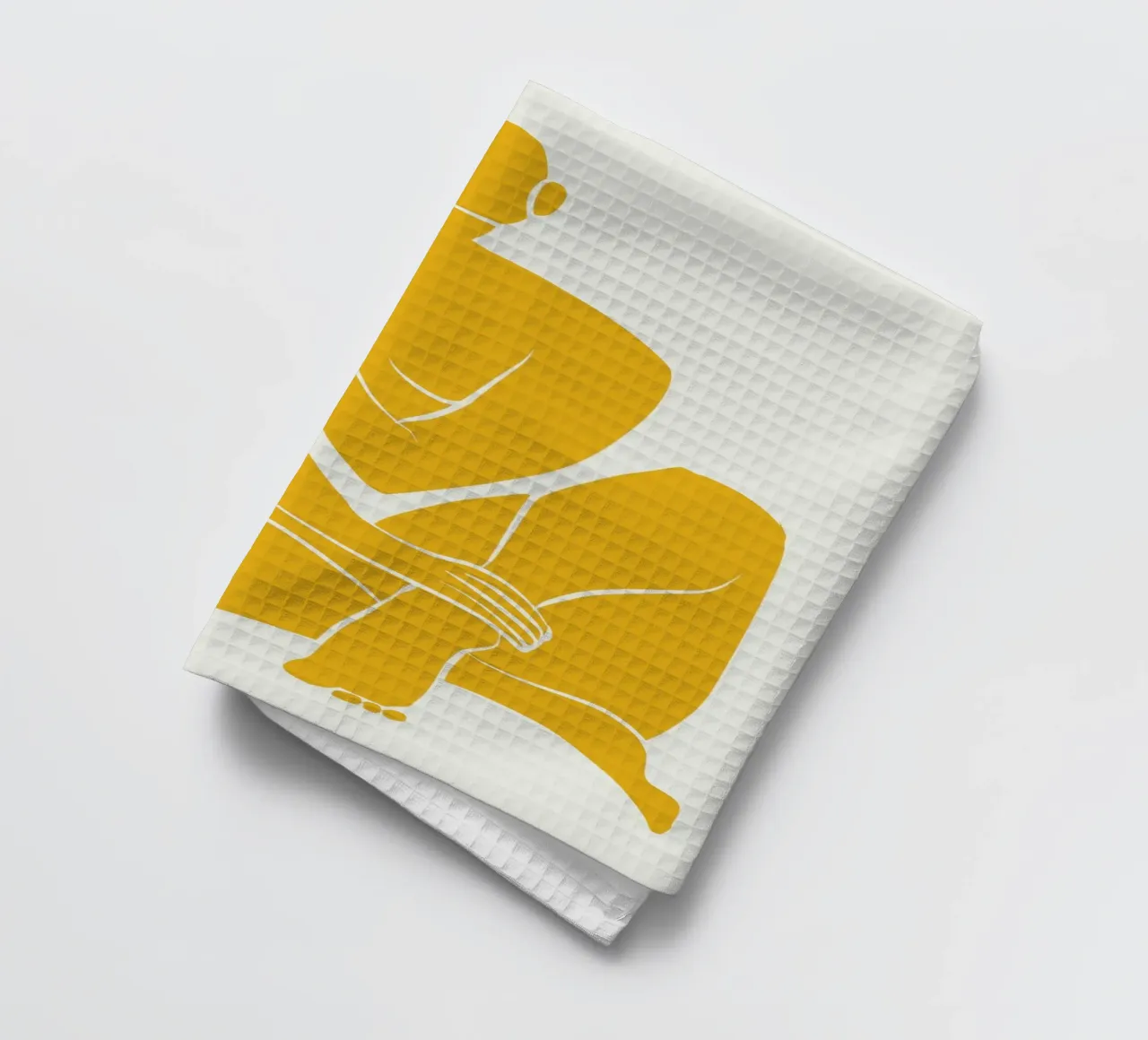 Assise nue dans une pro jaune torchon de Little Dean