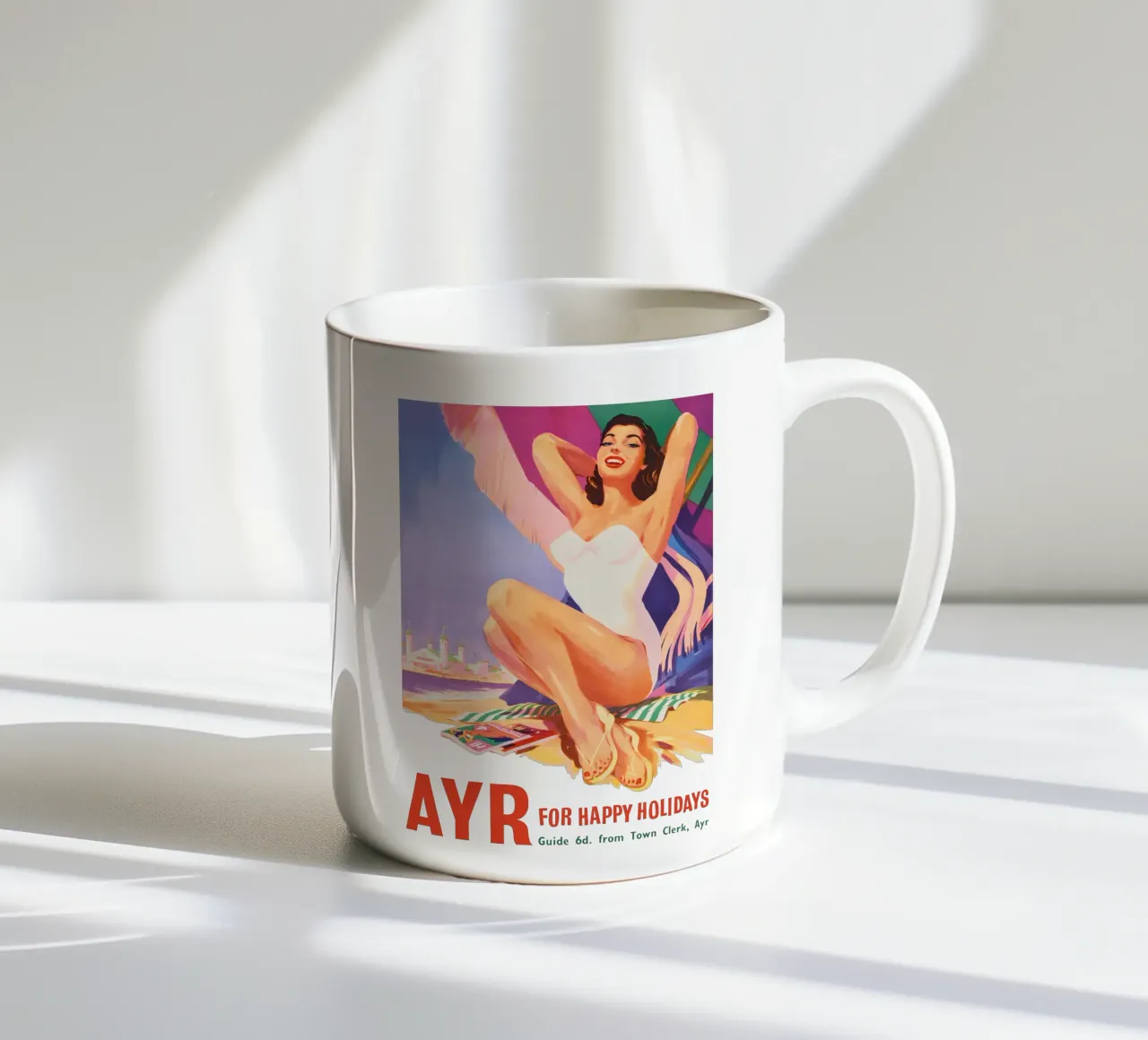 Poster di viaggio britannico d'epoca con ragazza pin-up tazza in ceramica da Vintagrafica