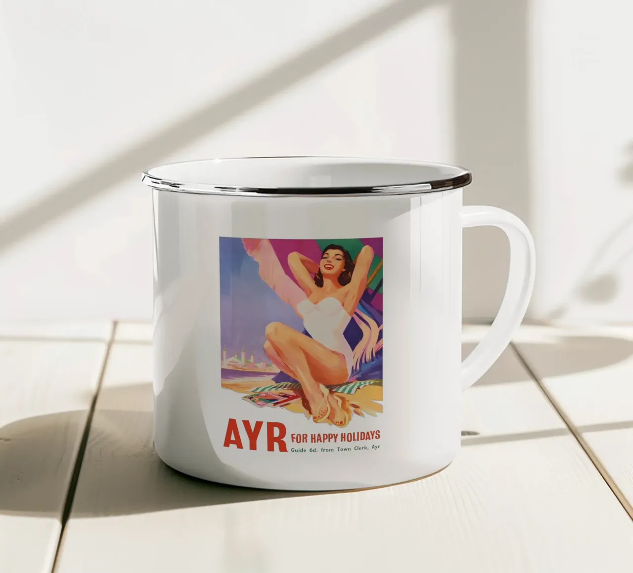Poster di viaggio britannico d'epoca con ragazza pin-up tazza in smalto da Vintagrafica