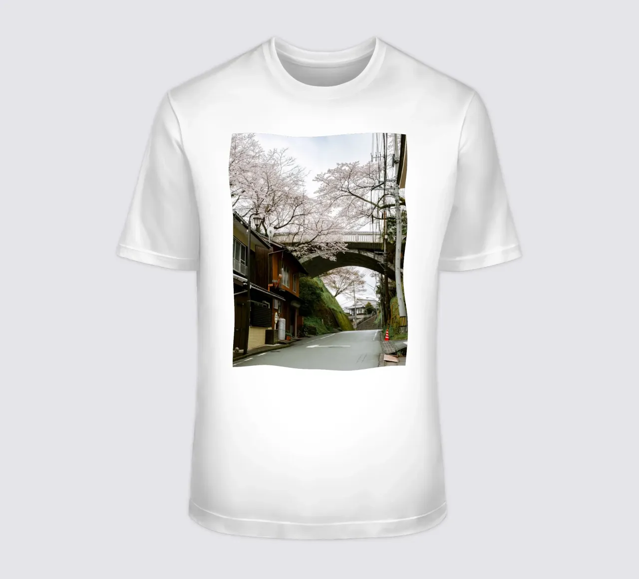 Ponte dei ciliegi in fiore in Giappone t-shirt da Marcel Bisig