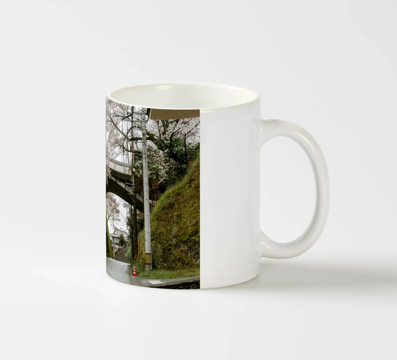 Ponte dei ciliegi in fiore in Giappone tazza in ceramica da Marcel Bisig