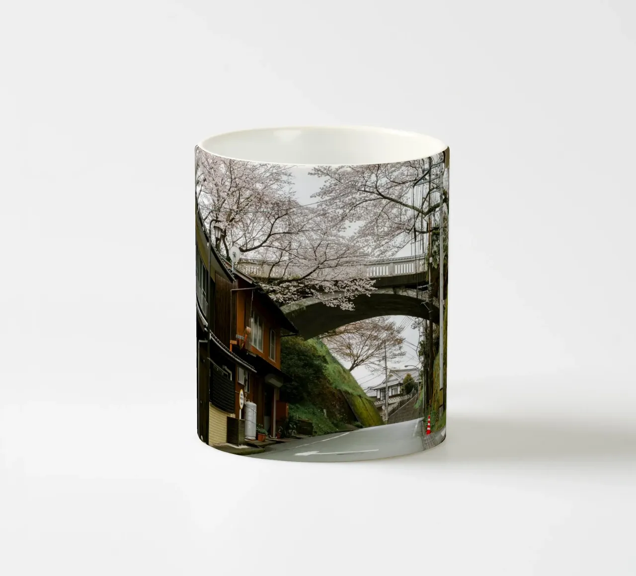 Ponte dei ciliegi in fiore in Giappone tazza in ceramica da Marcel Bisig