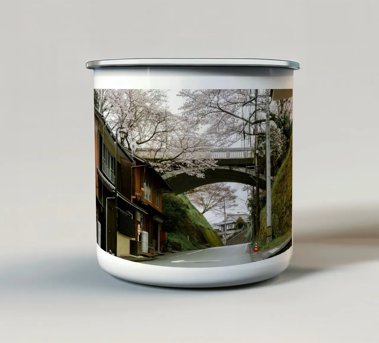 Ponte dei ciliegi in fiore in Giappone tazza in smalto da Marcel Bisig