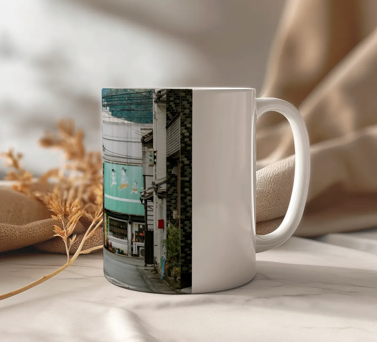 Scena di strada a Uchiko, Giappone tazza in ceramica da Marcel Bisig
