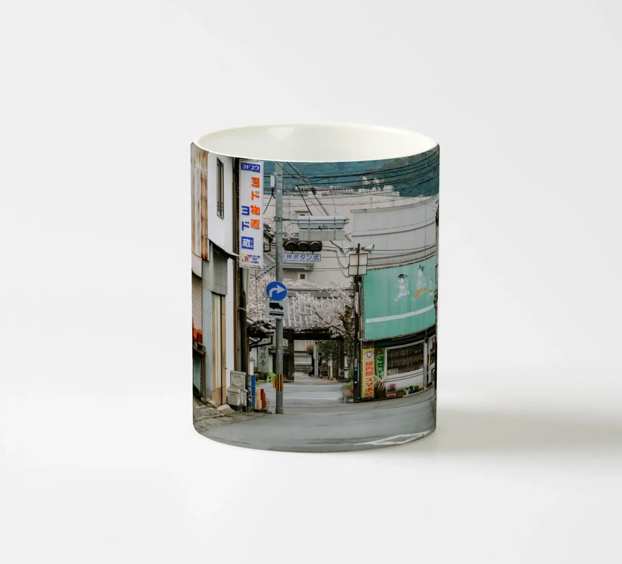 Scena di strada a Uchiko, Giappone tazza in ceramica da Marcel Bisig