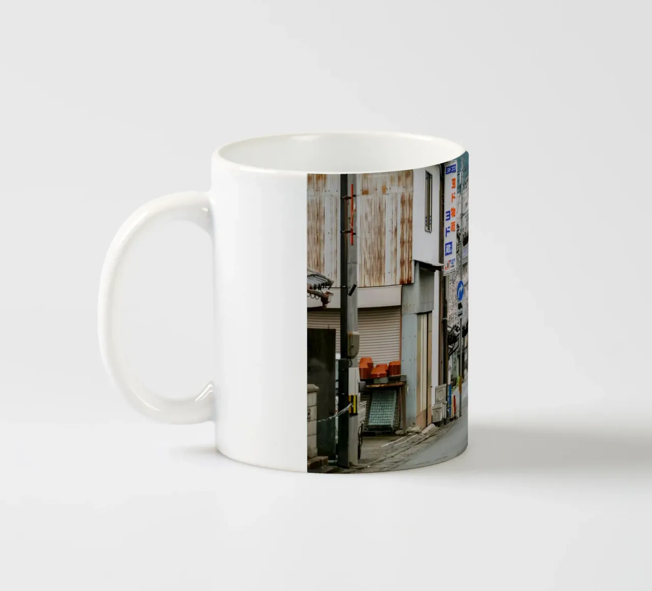 Scena di strada a Uchiko, Giappone tazza in ceramica da Marcel Bisig