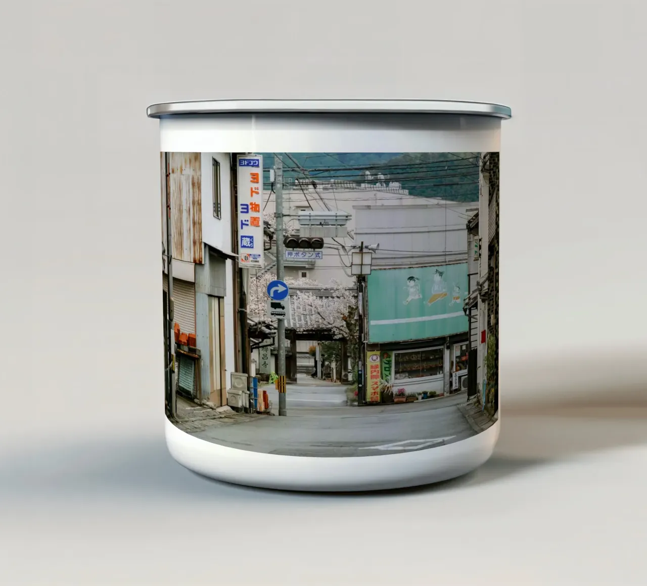 Scena di strada a Uchiko, Giappone tazza in smalto da Marcel Bisig