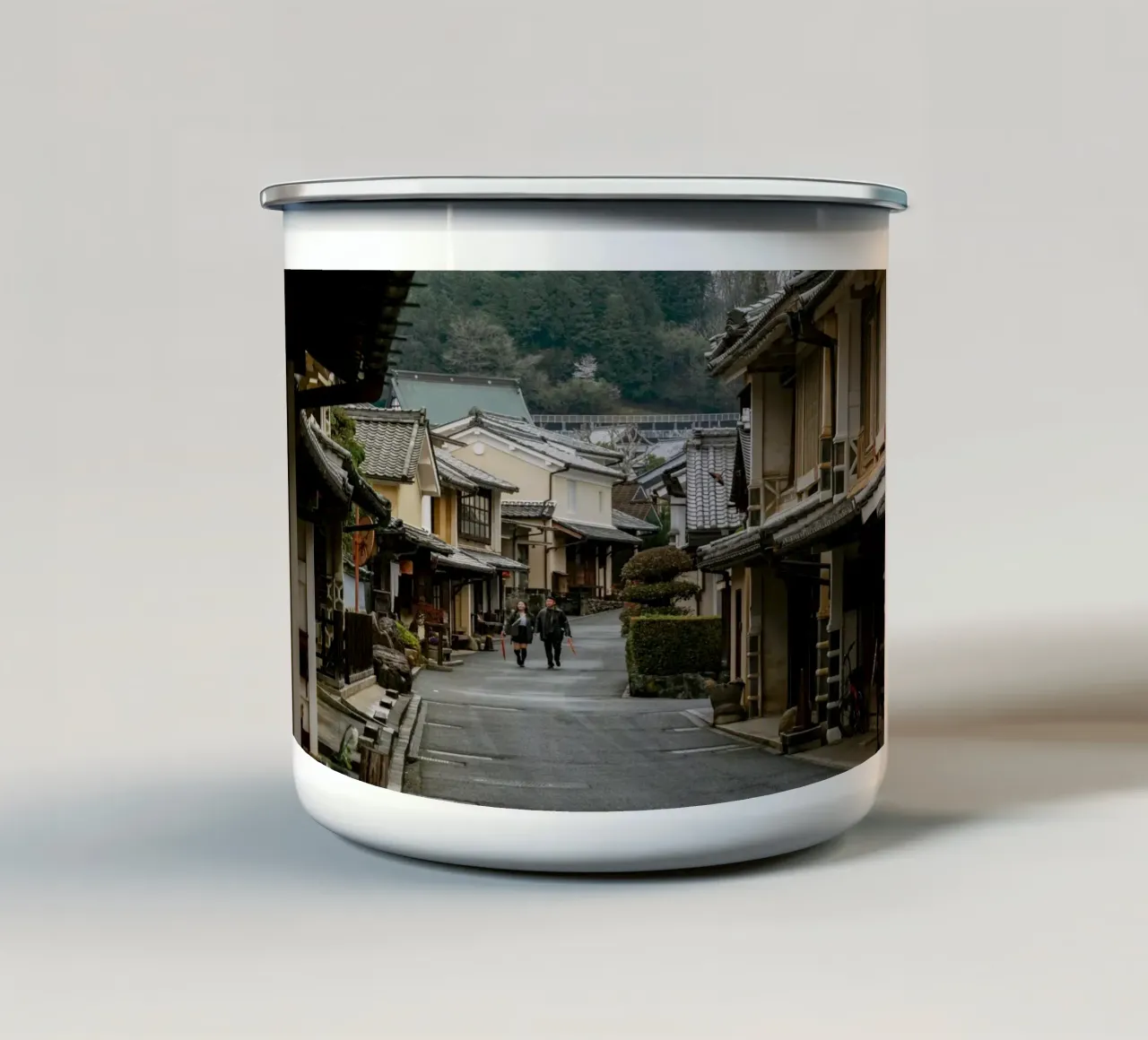 Antica città giapponese di Uchiko tazza in smalto da Marcel Bisig