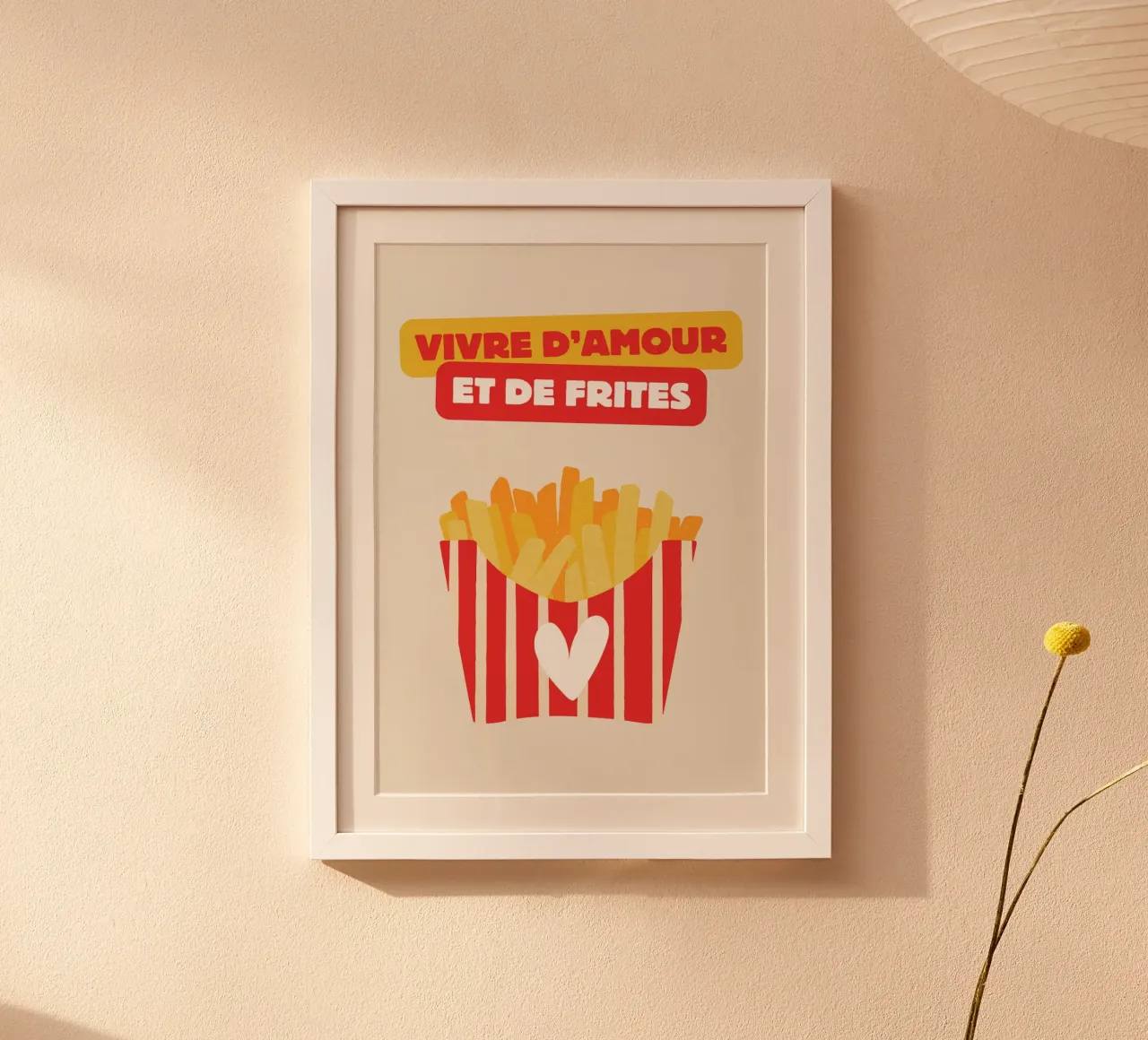 Vivre d'amour et de frites poster avec cadre en aluminium de Idées & Création