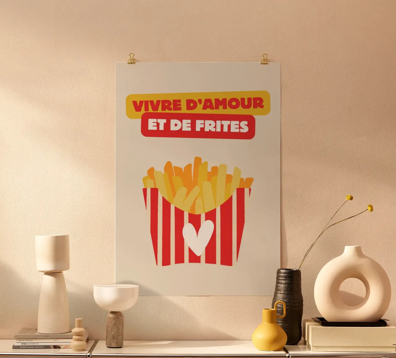 Vivre d'amour et de frites poster avec cadre en aluminium de Idées & Création