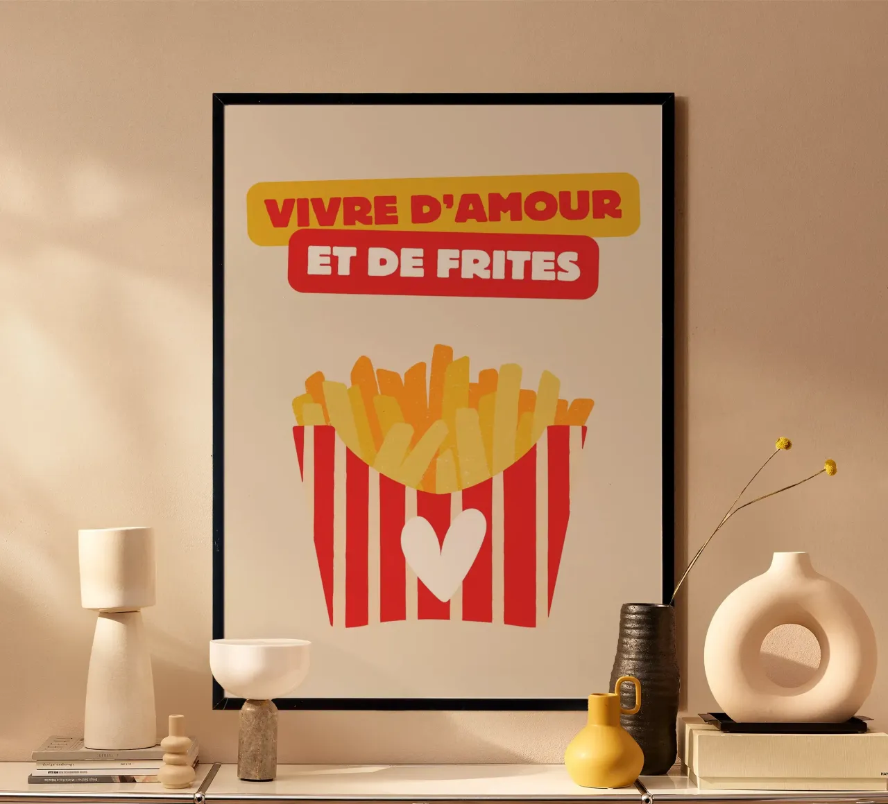 Vivre d'amour et de frites poster avec cadre en aluminium de Idées & Création