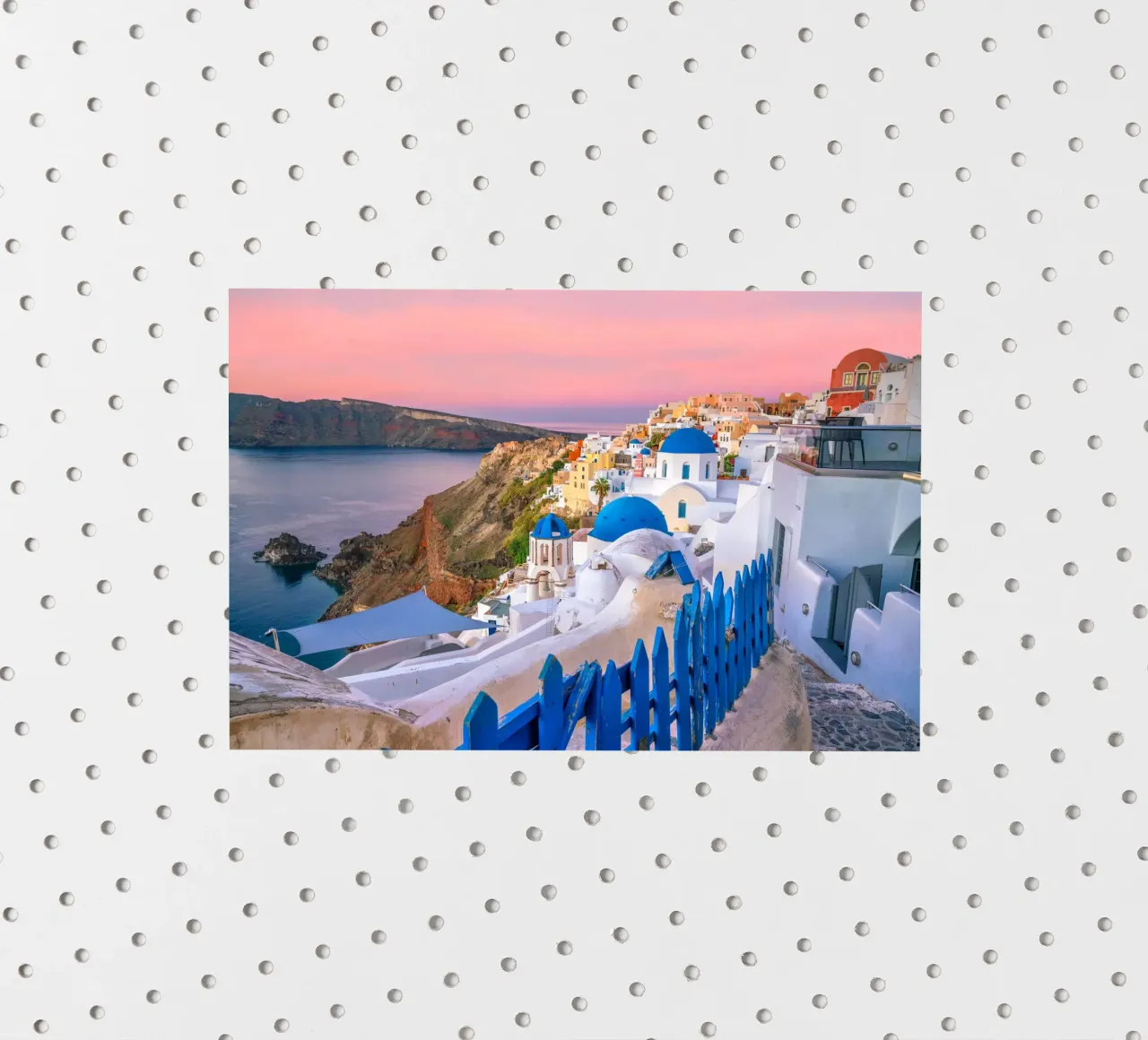 Cupole blu e vista sulla Caldera, Oia, Grecia adesivo da Wanderlust Vibes