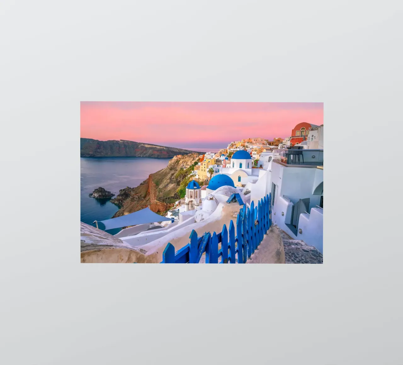 Cupole blu e vista sulla Caldera, Oia, Grecia adesivo da Wanderlust Vibes