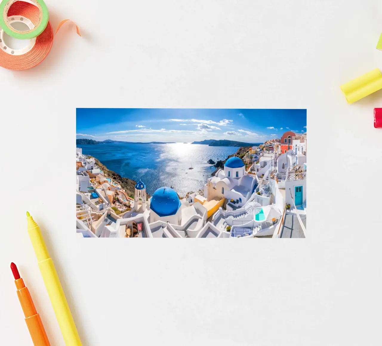 Dômes bleus et vue sur la caldeira de midi, Oia, Grèce autocollant de Wanderlust Vibes