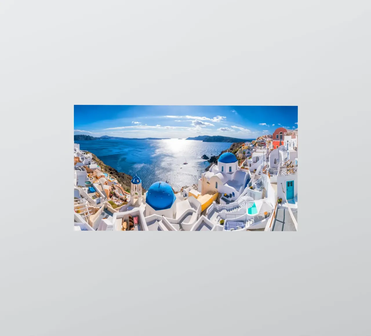 Dômes bleus et vue sur la caldeira de midi, Oia, Grèce autocollant de Wanderlust Vibes