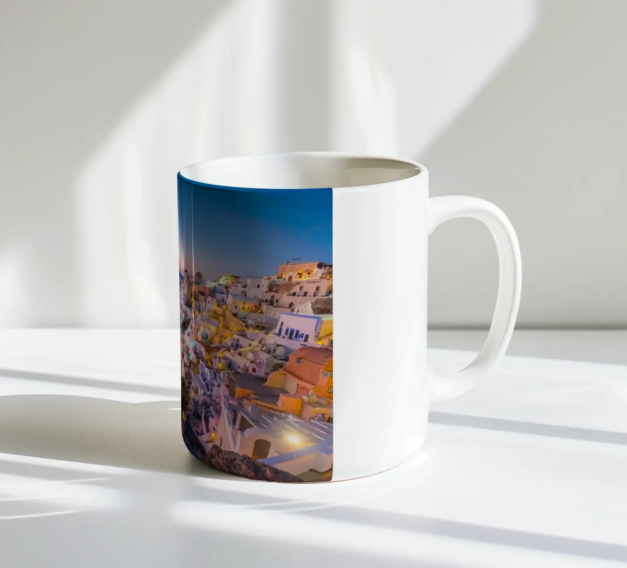 Tetti illuminati dal sole e ampio Egeo, Oia, Grecia tazza in ceramica da Wanderlust Vibes