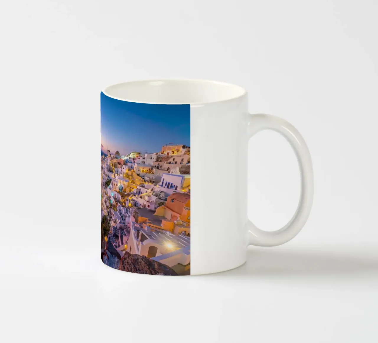 Tetti illuminati dal sole e ampio Egeo, Oia, Grecia tazza in ceramica da Wanderlust Vibes