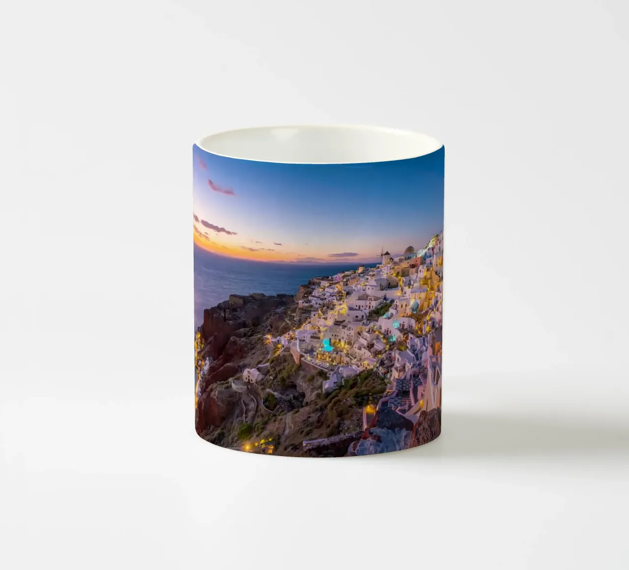 Tetti illuminati dal sole e ampio Egeo, Oia, Grecia tazza in ceramica da Wanderlust Vibes
