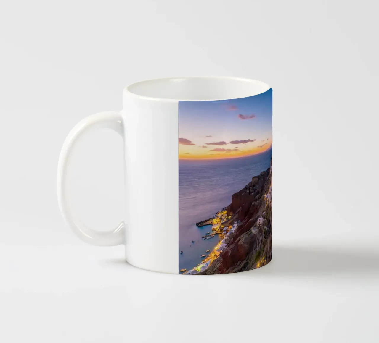 Tetti illuminati dal sole e ampio Egeo, Oia, Grecia tazza in ceramica da Wanderlust Vibes