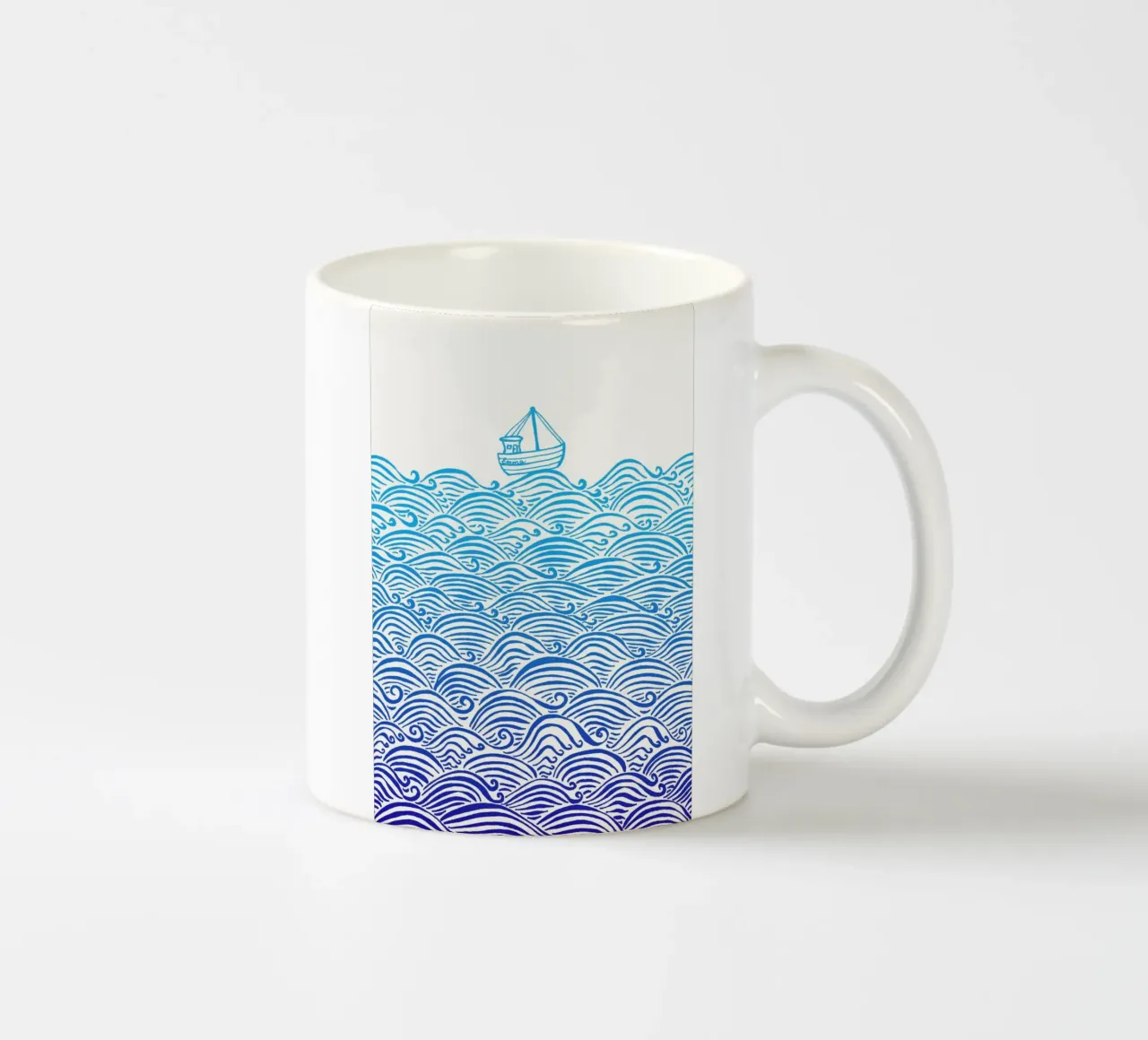 Una piccola barca in alto mare tazza in ceramica da PaperLine Art