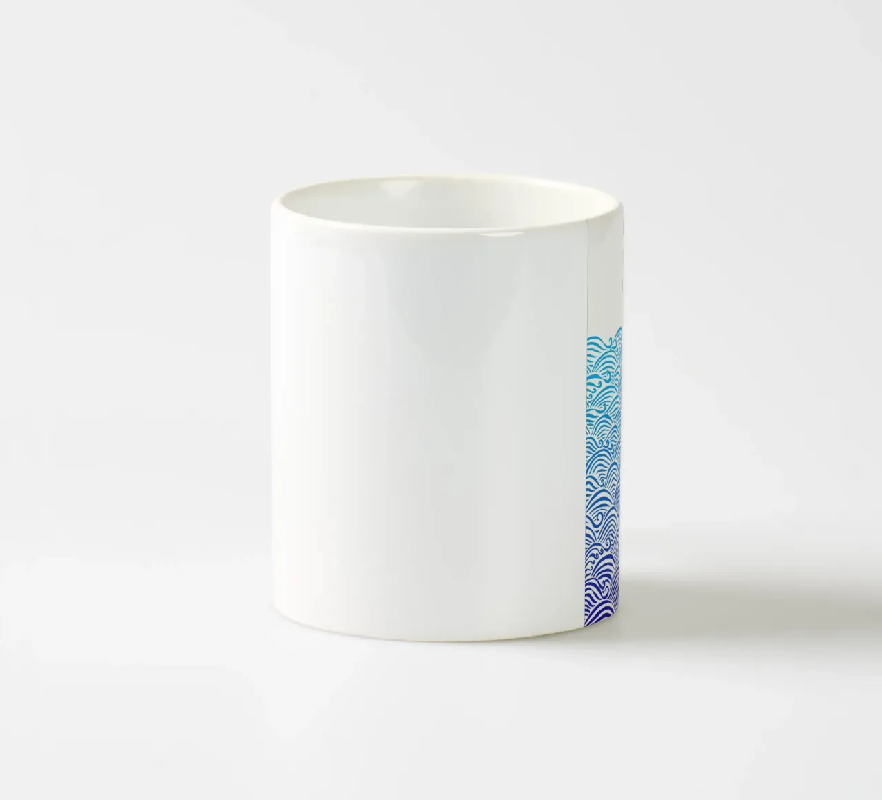 Una piccola barca in alto mare tazza in ceramica da PaperLine Art