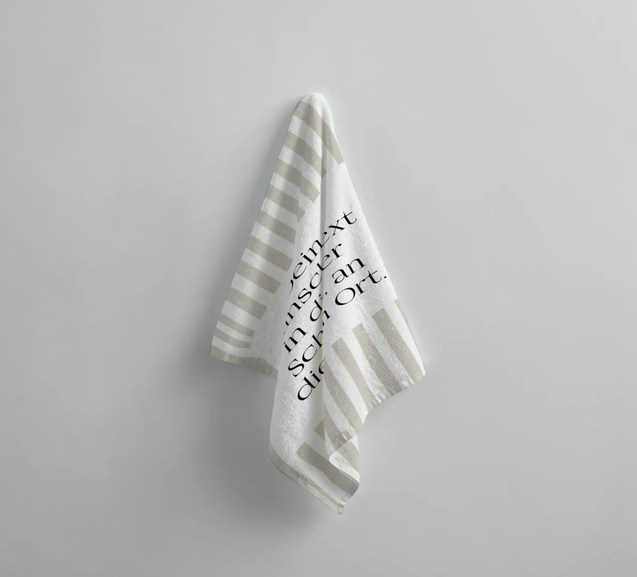 Wunschtext mit beigen Streifen badhanddoek van WORTSPIEL