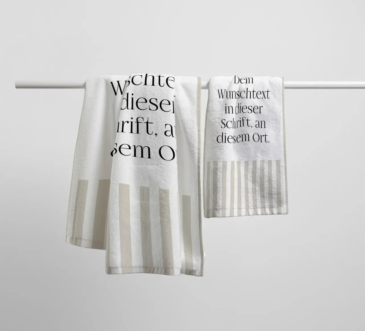 Wunschtext mit beigen Streifen badhanddoek van WORTSPIEL