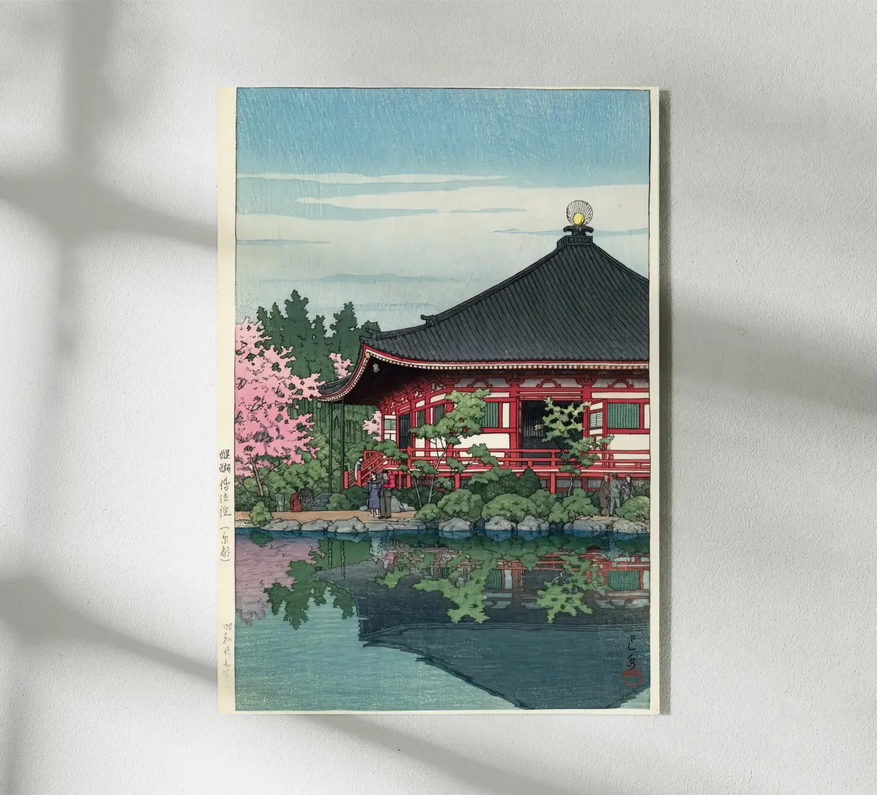 Tempio giapponese sul lago con i ciliegi in fiore plexiglass da dawnthesea