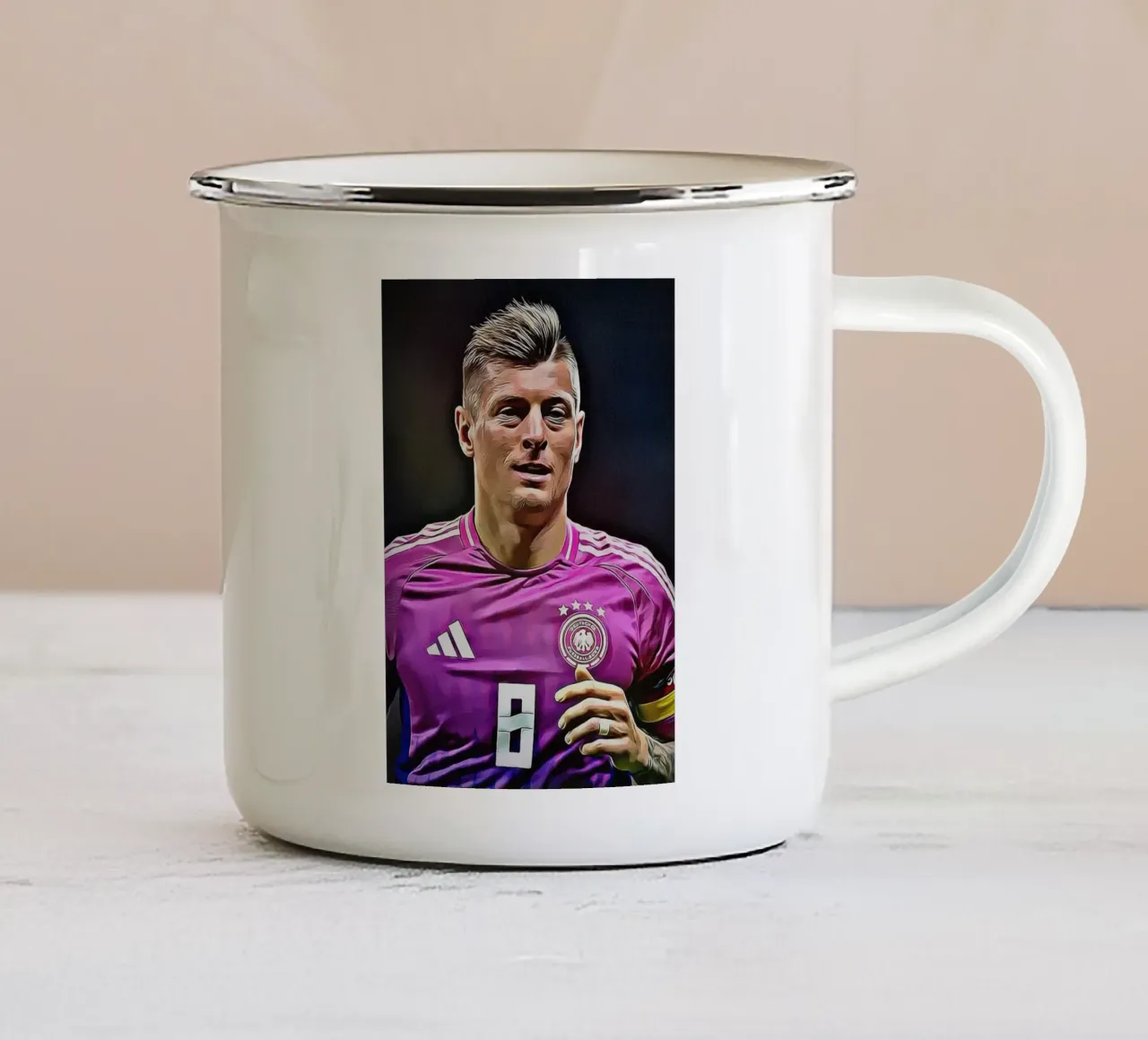 Toni Kroos - Maestro di centrocampo tazza in smalto da ArdanART