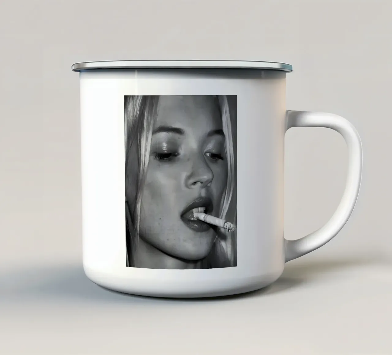 Kate Moss che fuma tazza in smalto da vintage