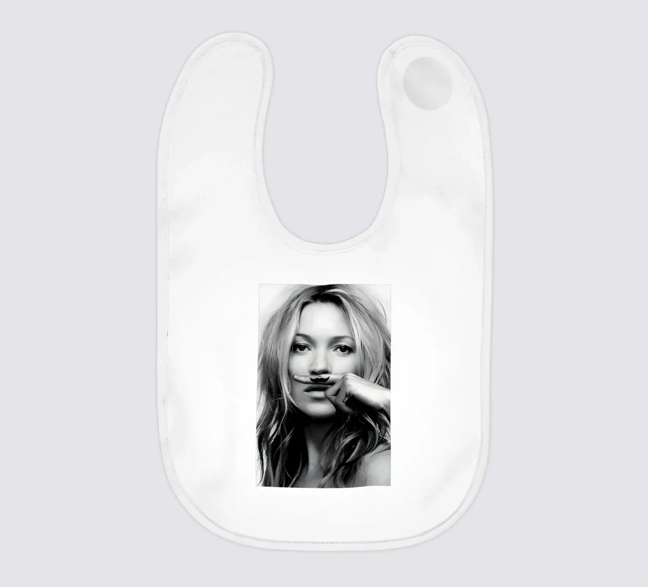 Kate Moss con i baffi bavaglino da vintage
